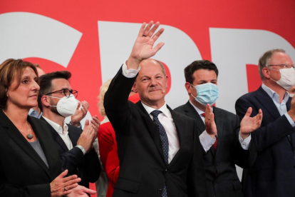 El socialdemócrata Olaf Scholz, vencedor por la mínima de la noche electoral, arropado por la cúpula de su formación, anoche.