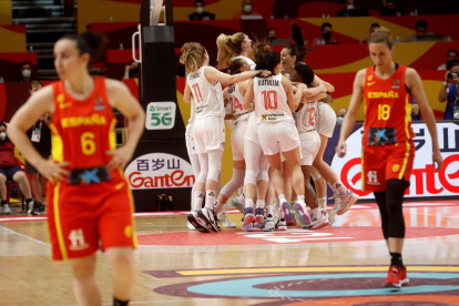 Las jugadoras serbias celebran su clasificación para semifinales.