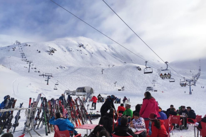 Imatge d’arxiu de l’estació d’esquí de Boí Taüll abarrotada d’esquiadors el gener del 2020.