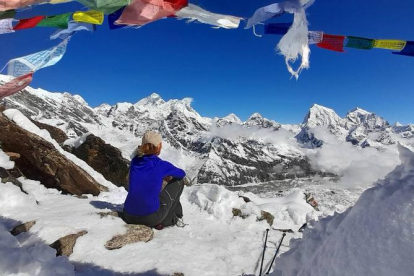 Richi Navarro contempla durant la travessia un grup de cims de l’Himàlaia nepalès.