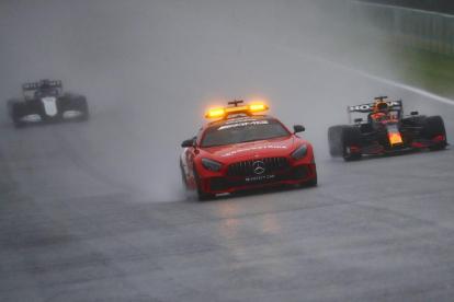 Los mecánicos de Verstappen cuidan el vehículo del neerlandés durante el parón por la lluvia.