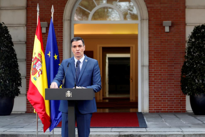El presidente del Gobierno, Pedro Sánchez, ayer durante su comparecencia en los jardines de la Moncloa.