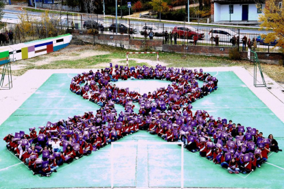 Imagen de archivo de los alumnos de un colegio formando un lazo contra la Violencia de Género.