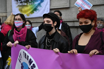 Manifestants urgeixen davant de Ministeri d'Igualtat l'aprovació de Llei Trans
