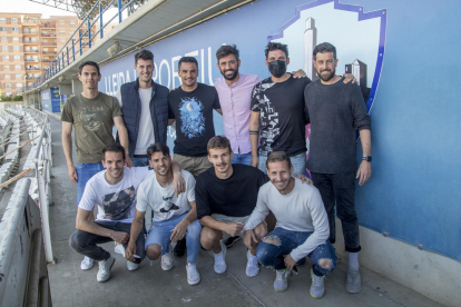 César Soriano, Joel Donés, Carlos Peña, Molo, Jorge Garcés, Jordi Gomez y agachados, Pau Torres, José Ruiz, Matej Simic y Marc Martínez