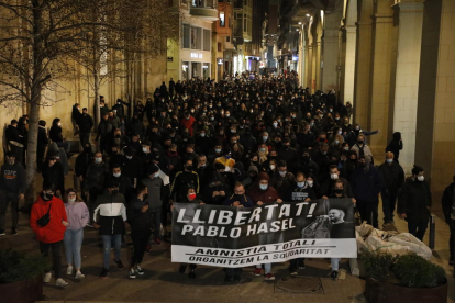 La manifestació, que va sortir de Ricard Viñes, al seu pas per l’Eix Comercial.