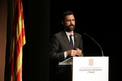 Ell conseller d'Empresa i Treball, Roger Torrent, en un acte de reconeixement del sector turístic català amb motiu del Dia Mundial del Turisme.