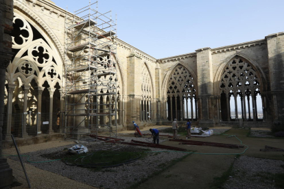 Último andamio de las obras de restauración en la cubierta del claustro de la Seu Vella, en febrero.