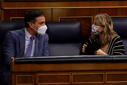 El president del Govern espanyol, Pedro Sánchez, conversa amb la vicepresidenta segona i ministra de Treball i Economia Social, Yolanda Díaz, durant el ple celebrat aquest dijous en el Congrés