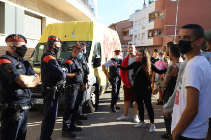 Decenas de vecinos de Rosselló mostraron su rechazo ante lo ocurrido delante del ayuntamiento.