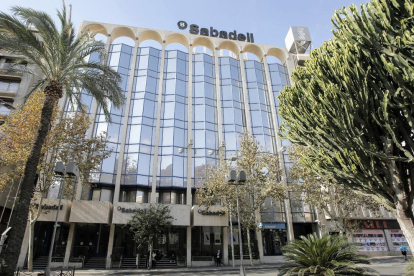 Imagen de archivo de la sede de Banco Sabadell, en las antiguas instalaciones de la CAM, en Alicante.