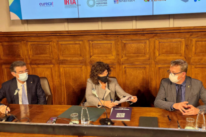 La firma del protocolo con la consellera Teresa Jordà, el presidente de la Diputación de Lleida, Joan Talarn, y el rector de la UdL, Jaume Puy.