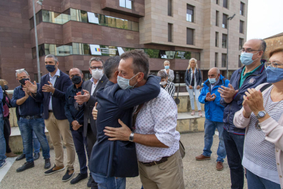 El exalcalde de Alcarràs Miquel Serra fue arropado por unas setenta personas en los juzgados. 