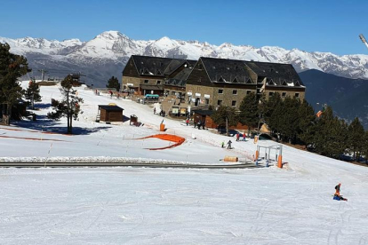 Imagen de esquiadores ayer en las pistas de la estación de Port Ainé, en el Pallars Sobirà. 