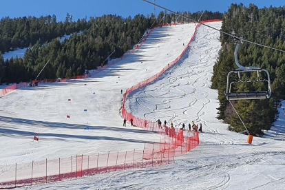 Imatge d’esquiadors ahir a les pistes de l’estació de Port Ainé, al Pallars Sobirà.