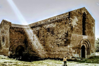 El monestir de Santa Maria de les Franqueses, a 3 km escassos de Balaguer, és l'escenari d'un dels contes del llibre.