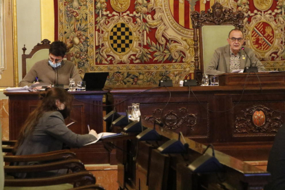Toni Postius (Junts) i l’alcalde, Miquel Pueyo (ERC), en un ple de la Paeria.
