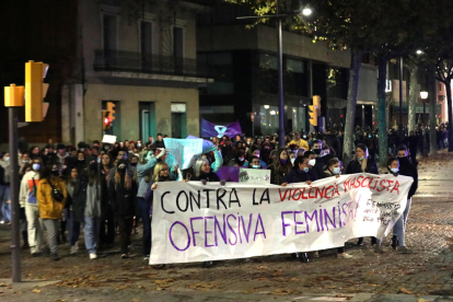 Més de 500 persones van sortir als carrers a Lleida per dir ‘‘prou!’’ - Sota el lema Visca la lluita feminista, més de mig miler de persones van recórrer ahir els carrers de Lleida, en el marc del 25-N. La manifestació va començar a la ...