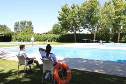 Primers banyistes ahir a les piscines municipals de Balàfia en l’inici de la temporada d’estiu.