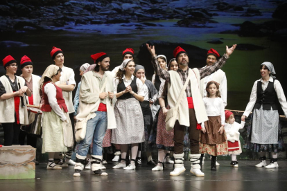 AEM-Belles Arts Teatre - La vintena d’actors de la companyia interpretaran el 26 de desembre (18.30) la versió d’Els Pastorets de Lluís Millà, de Borrego i Carquinyoli, amb ballarins del Club Patrícia, els Diables de l’Ereta i el Grup Sar ...