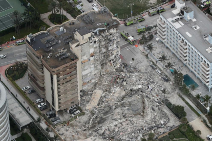 Un mort i cent desapareguts a l'esfondrar-se un edifici a Miami