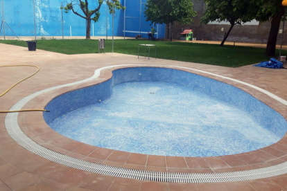 Las piscinas de Tarroja, donde renovarán el césped. 
