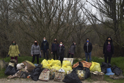 Osmon recoge kilos de basura en un camino de l'Horta