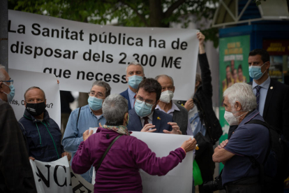 Aragonès, ahir, escoltant        la doctora lleidatana Montserrat Pàmias.