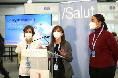Las tres sanitarias que participaron en el acto de ayer en Barcelona. 