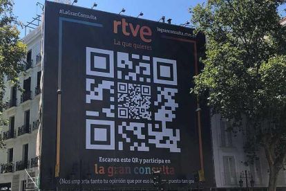 Una gran lona con el código QR instalada ayer en Madrid.