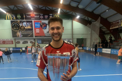 Roc Llisa posa amb el trofeu de la Supercopa conquerit.