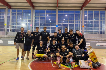 La plantilla del Alpicat, anoche antes de iniciar el primer entrenamiento de la pretemporada.