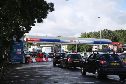 Aglomeracions de cotxes en una gasolinera del Regne Unit, ahir.