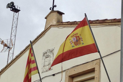 Imatge de l’escut franquista a la façana de la seu de l’EMD del Pla de la Font.