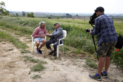 Jesús Calleja hablando con Joan Mata Pijuan, ‘El Tato’, el pasado mayo en Penelles.