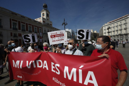 Concentración en Madrid para celebrar ayer la entrada en vigor de la ley de la eutanasia. 