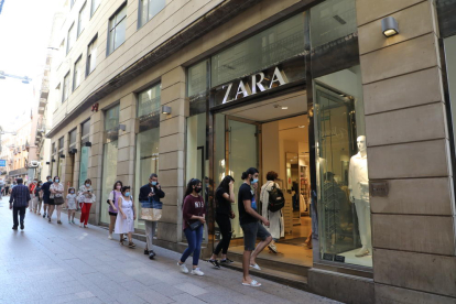 Colas por las rebajas  -  El inicio de las rebajas sigue atrayendo a muchos clientes, hecho que ayer por la mañana quedó patente con la cola que había delante del establecimiento de Zara en el Eix Comercial antes de que abriera sus puertas en su ...