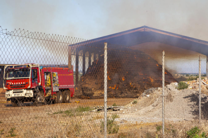 Vista del pajar que se incendió por autocombustión ayer en Altet, en el término municipal de Tàrrega. 