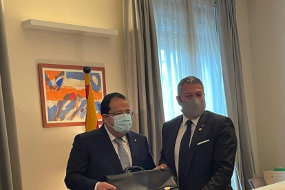 El hasta ahora conseller de Interior, Miquel Sàmper, traspasa la cartera de la Conselleria de Interior al nuevo conseller, Joan Ignasi Elena.