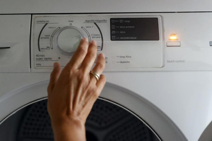 Una secadora de ropa se pone en funcionamiento, en una fotografía de archivo
