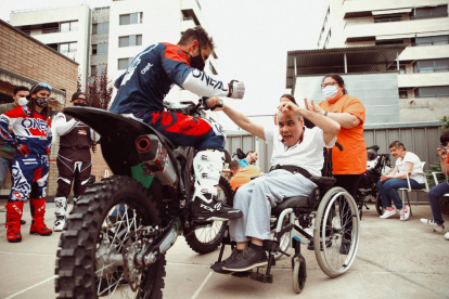 Miembros de la asociación Aremi posan con los tres pilotos del equipo Lleides tras la exhibición en las instalaciones de la residencia.