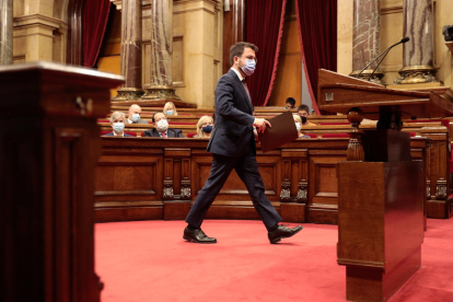 El presidente del Govern, Pere Aragonès, dirigiéndose hacia el atril durante el debate de política general del Parlament.