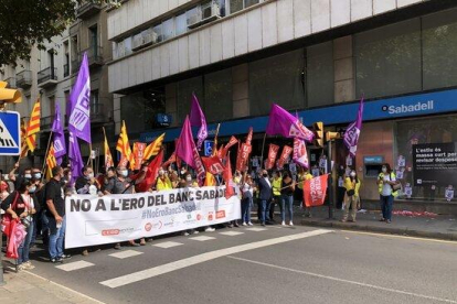 Concentració sindical davant de l'oficina del Banc de Sabadell de la rambla Ferran de Lleida en contra de l'ERO plantejat per l'entitat.