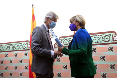 Josep Maria Argimon, ayer, tomando el relevo en la conselleria de Salud de manos de Alba Vergés.