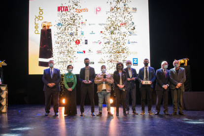 Imagen de los ganadores y autoridades, anoche en la gala del Porc d’Or celebrada en la Llotja de Lleida.