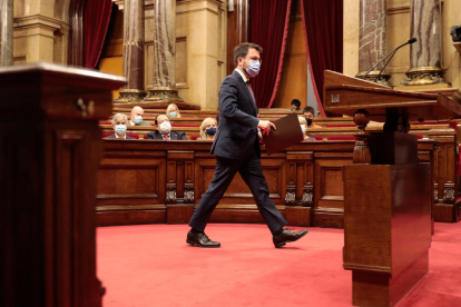 El president de la Generalitat, Pere Aragonès, camí del faristol d’oradors del Parlament, ahir, durant el debat de política general.