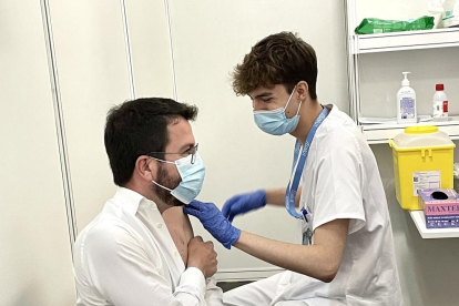 El president Aragonès va rebre ahir la primera dosi de la vacuna de Pfizer contra el coronavirus.