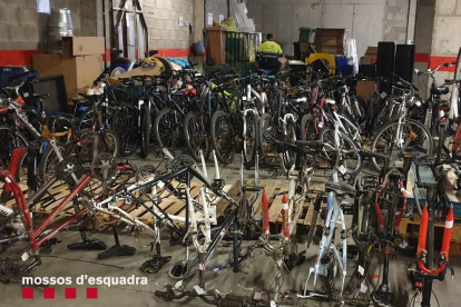 Llamamiento de los Mossos para devolver un centenar de bicicletas