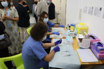 Enfermeras preparan la administración de vacunas en Alcarràs.