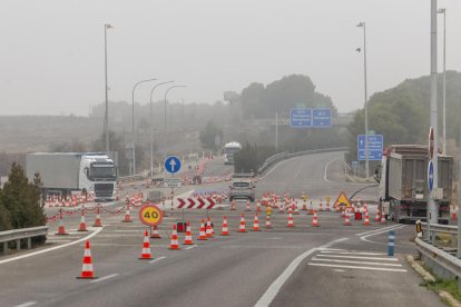 Els diferents carrils habilitats a la zona dels peatges a l’accés a Lleida de l’AP-2.